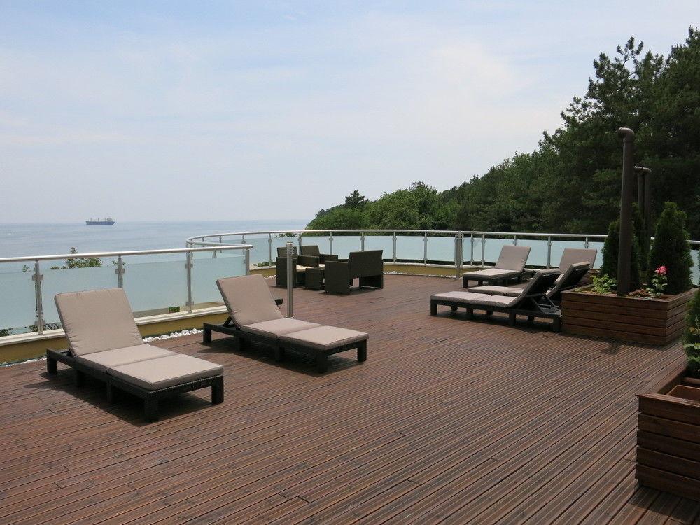 Family Hotel Albizia Beach Varna Bagian luar foto